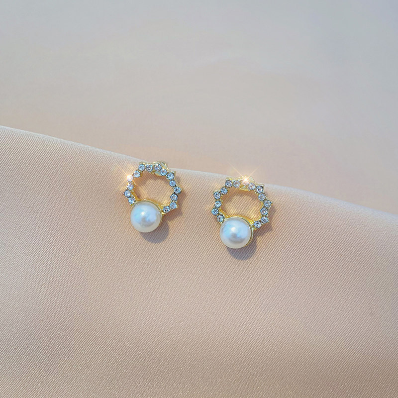 Pendientes transfronterizos, pendientes de metal de alta calidad, pendientes de 2025 nuevos pernos de moda, temperamento ligero y lujoso, pendientes de atmósfera