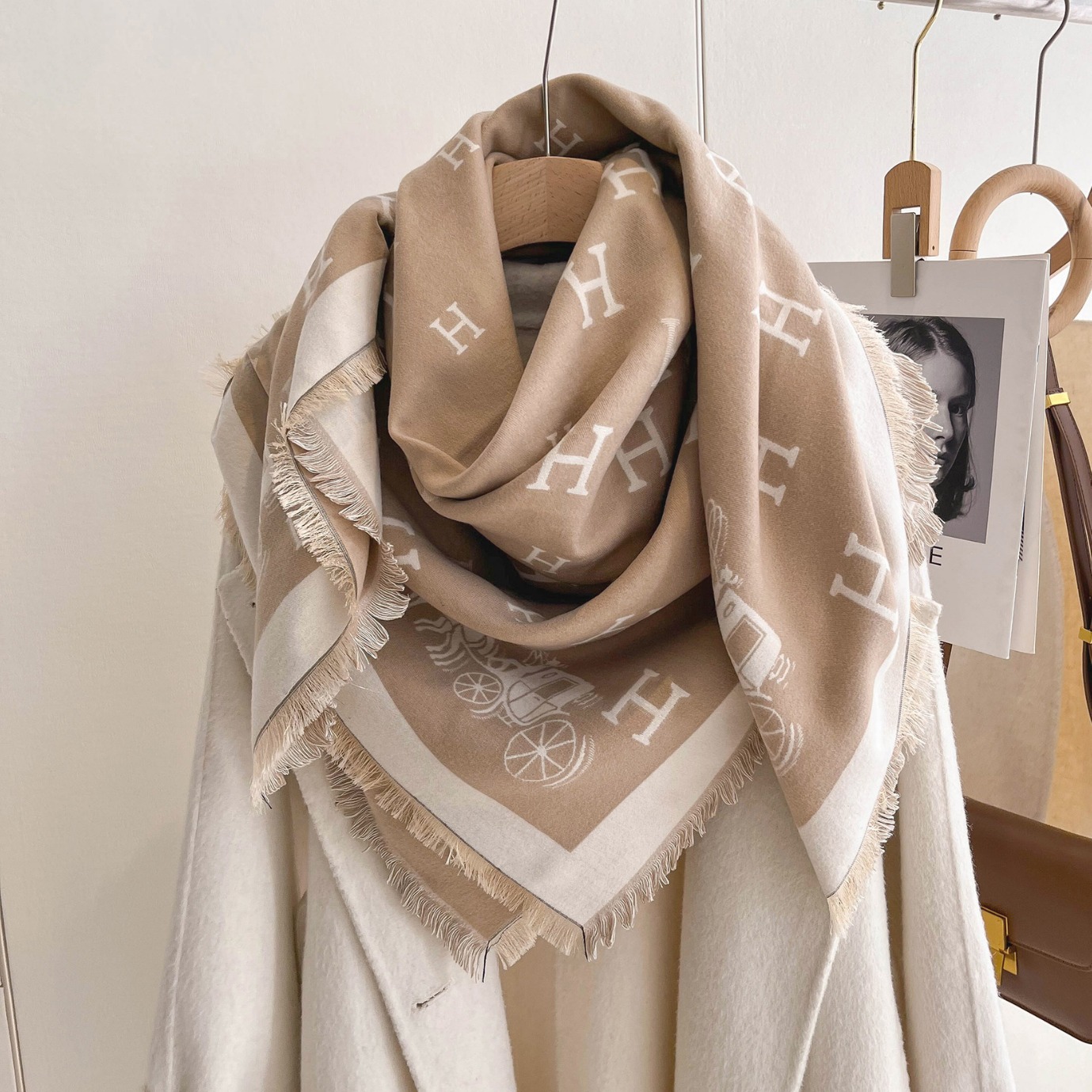 Moda de invierno universal bufandas cuadradas clásicas carruajes imitación bufandas de cachemira de doble cara calentamiento grueso doble uso capa de hombro para mujeres