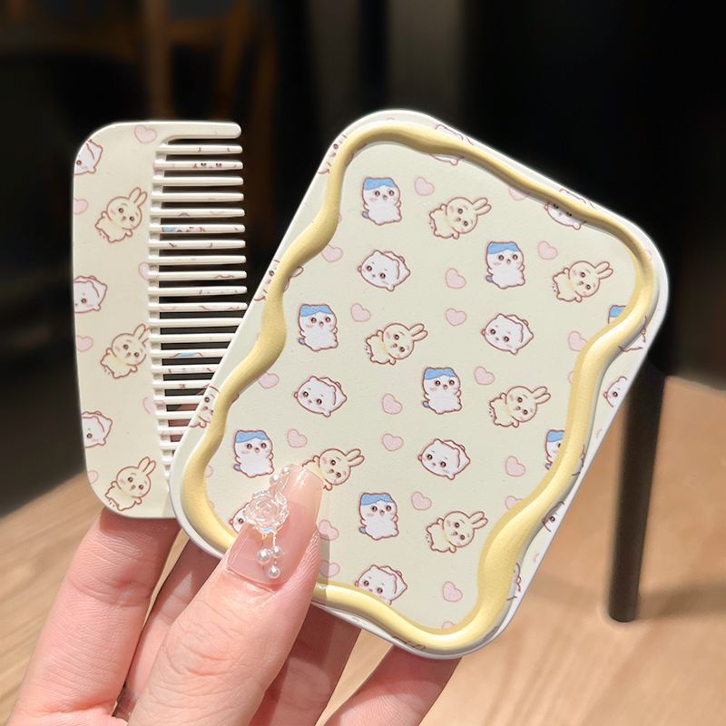 折り畳み式の小さい鏡は携帯を持って外出します。