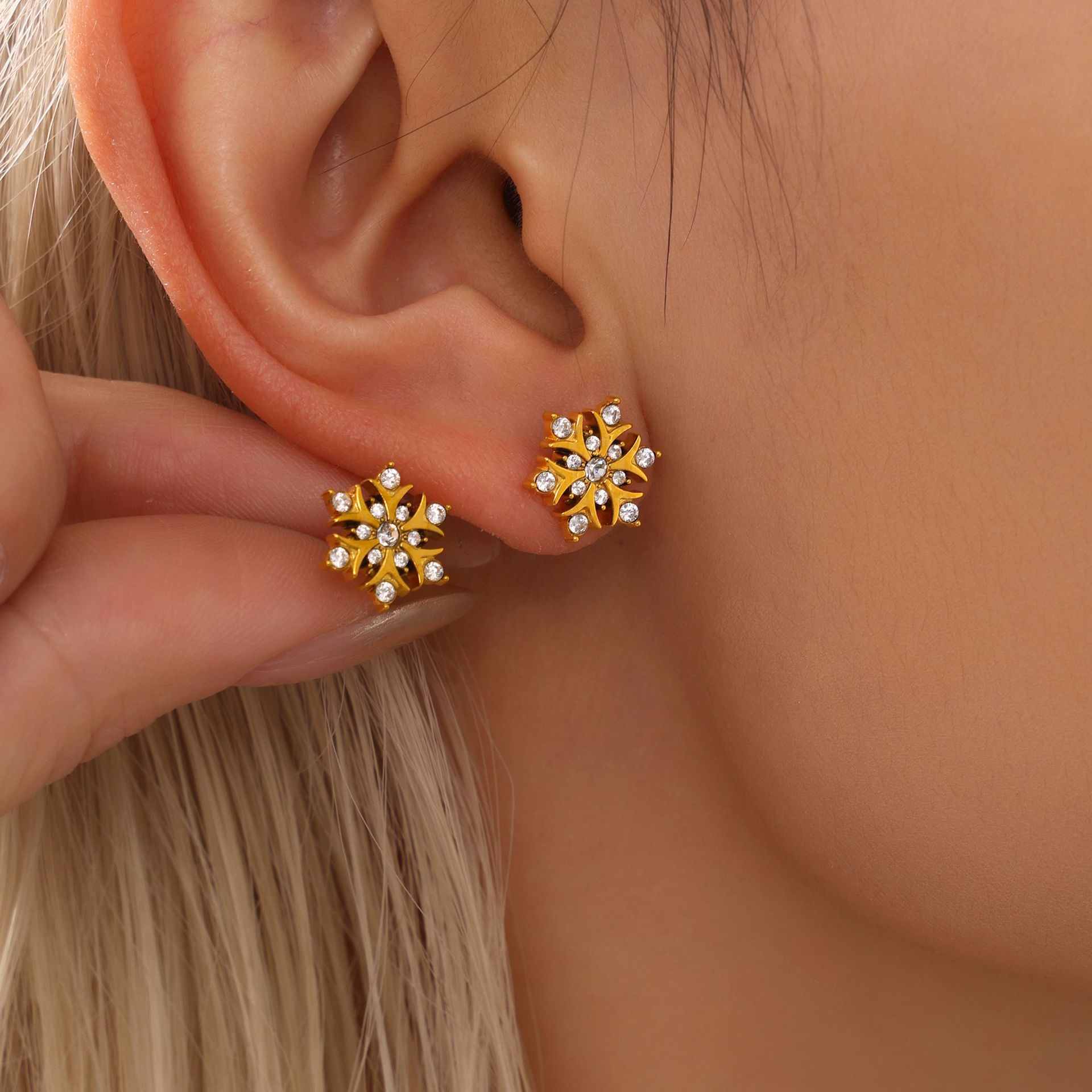 Navidad copo de nieve hecha a mano incrustado collar de zircon pendientes pulsera atmósfera de acero inoxidable lujo ligero conjunto en stock