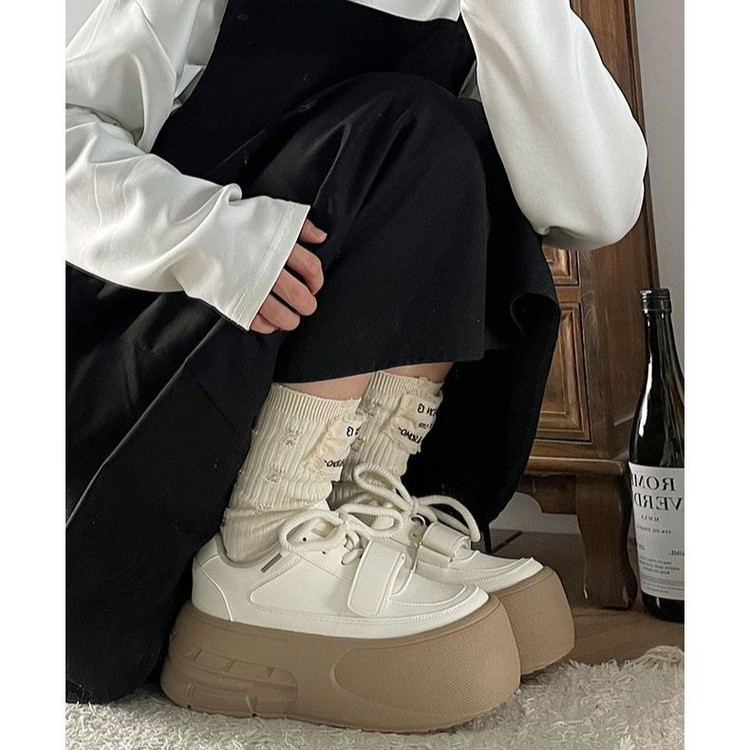 Muffin de fondo ultra grueso zapatos blancos para mujeres verano y otoño de 2025, nuevos zapatos de skate cómodos para mujeres.