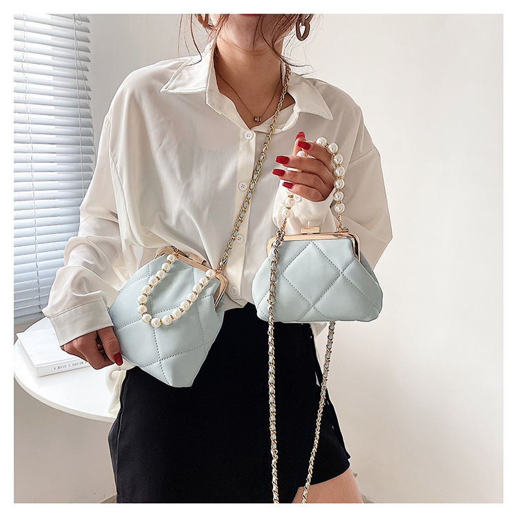 Female Bag 2021 New Trendy Fashion Chain Messenger Bag Pearl Handle Clip Bag display picture 1