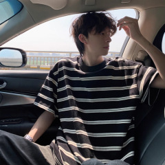 日本系レトロ白黒ストライプtシャツ男性夏アメリカの新型重ポンド半袖ファッションカップル服七分半袖