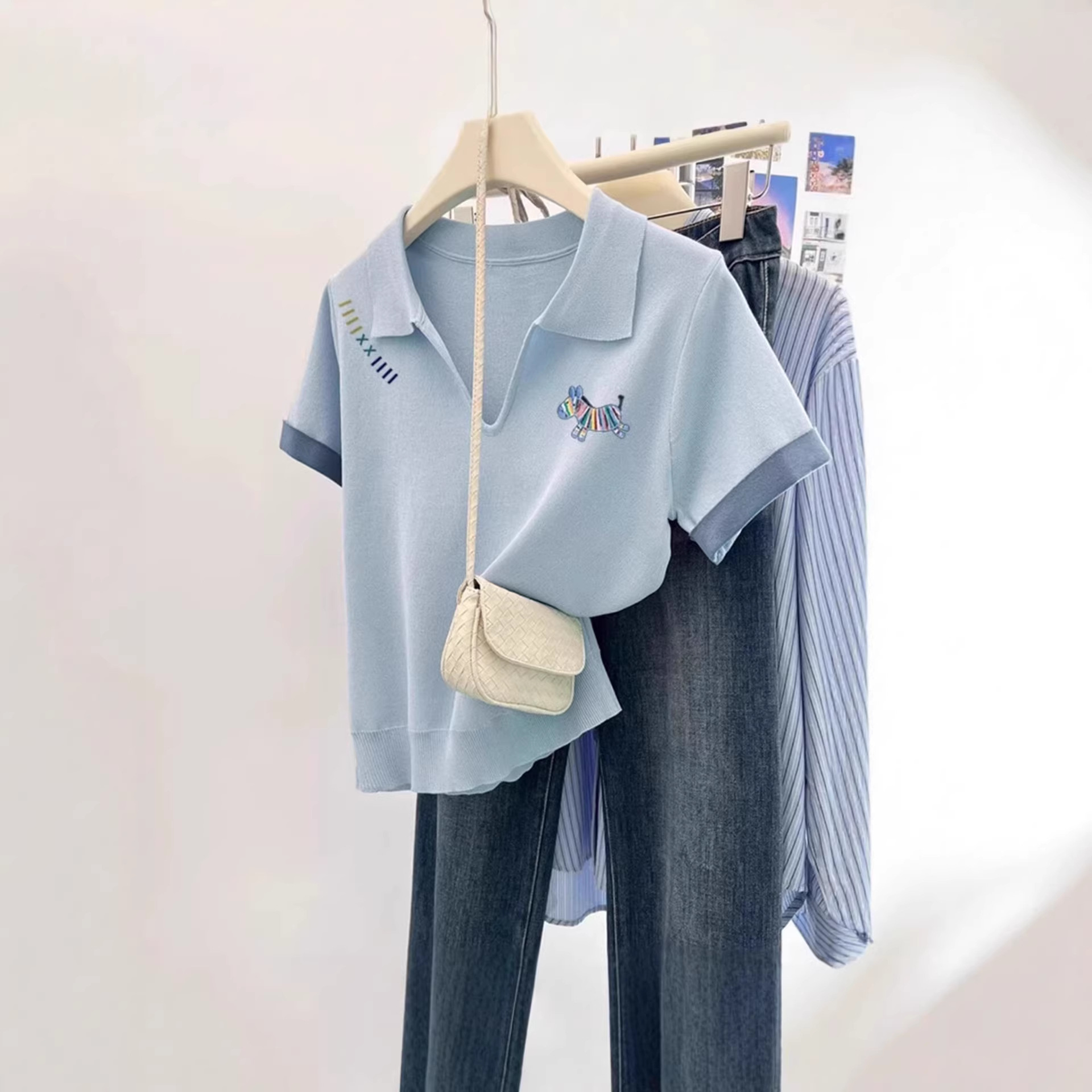Áo thun polo cổ bẻ tay ngắn nữ họa tiết ngựa in màu — màu xanh nhạt chi tiết 5