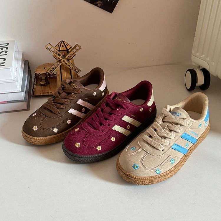 Flores bordadas de zapatos de mujer de otoño 2025 nuevo estilo europeo estación universal zapatos casuales americanos retro Gump skate