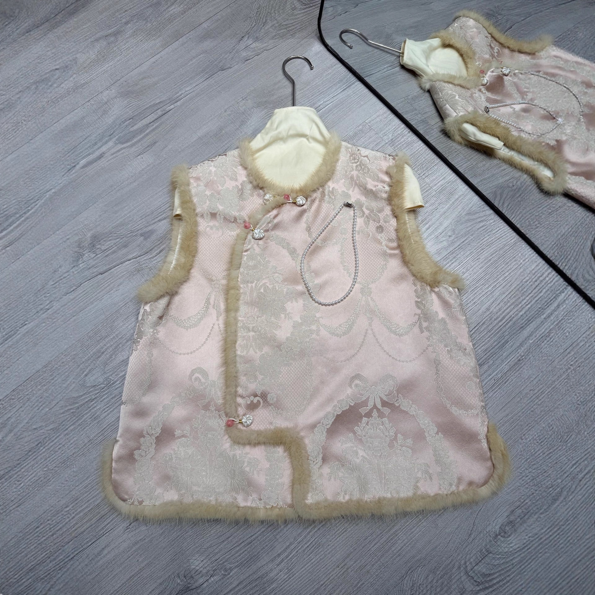 冬季新款真丝拼水貂毛马甲复古新中式国风圆领斜襟改良款唐装马夹