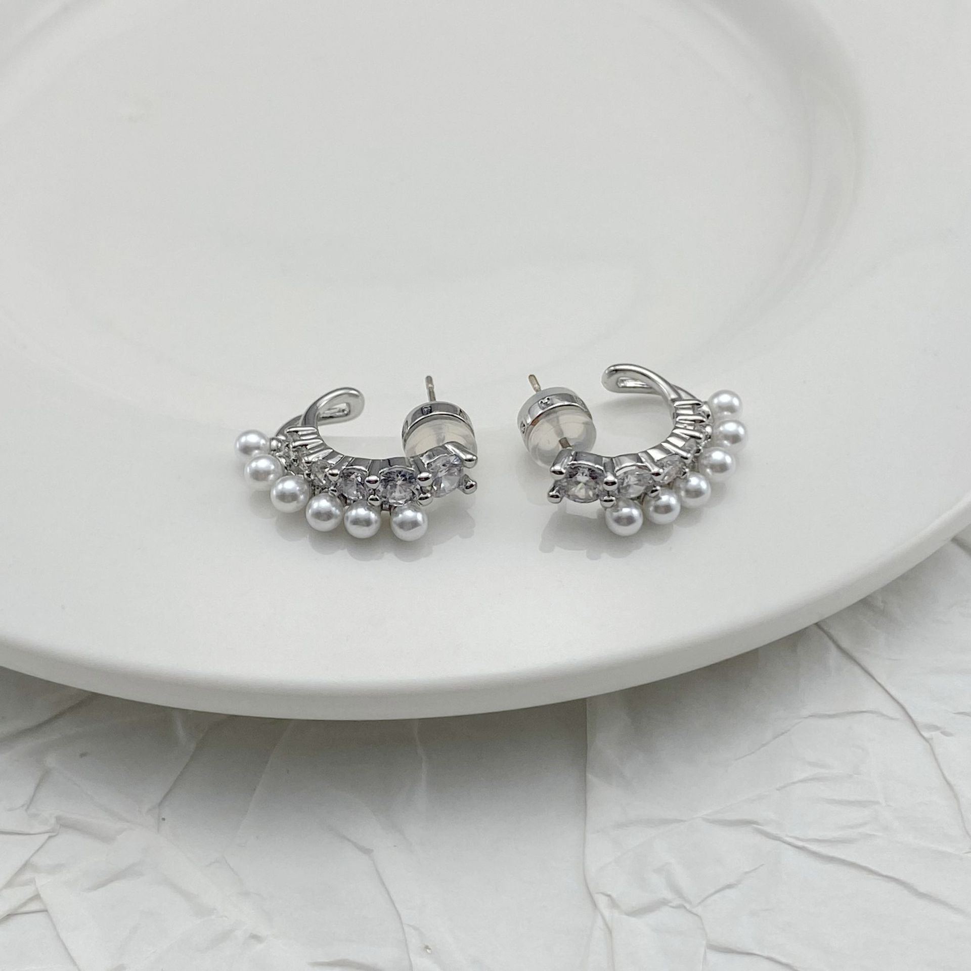 Fashionable earrings with zircon from pearl