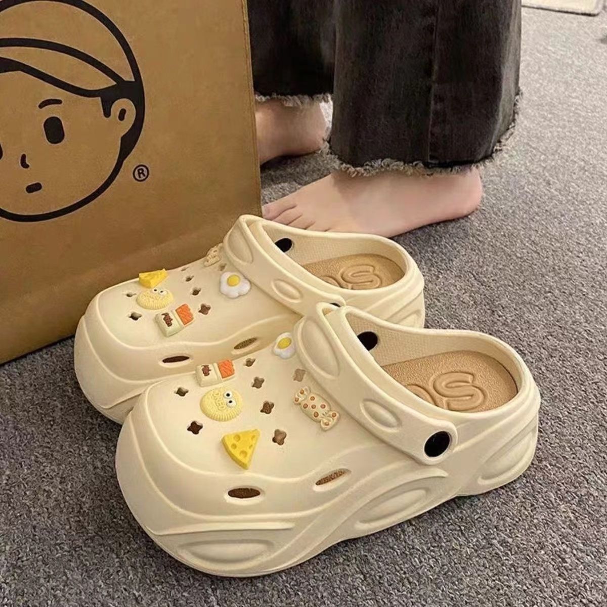 2026 new women's summer outdoor thick-soled EVA clogs with a cushioned, height-increasing, non-slip, and toe-covering design