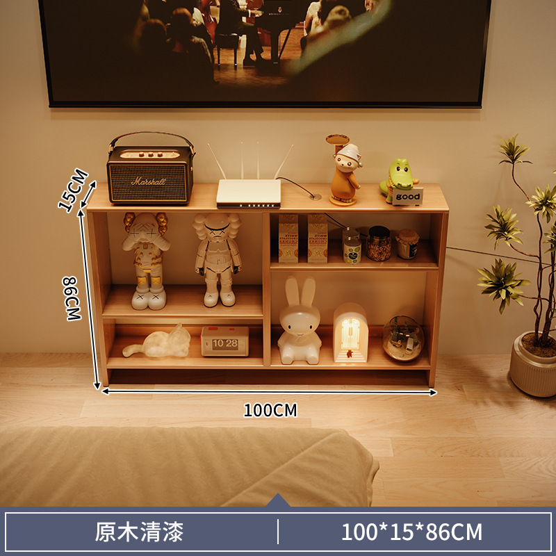 El estante de la pared del televisor está contra la pared, todo el gabinete estrecho de madera maciza, el proyector se coloca debajo del estante largo del decodificador del enrutador