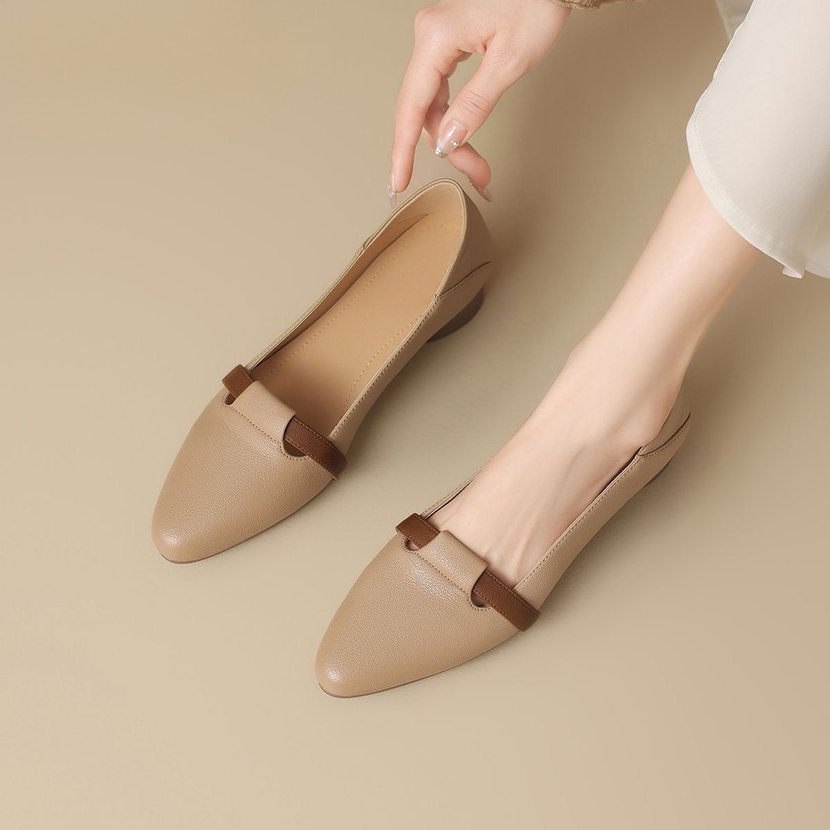La primavera y el verano de 2026 nuevos zapatos de cuero de talón bajo puntiagudo, zapatos de soja, zapatos de estilo único.