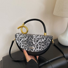 2025新款时尚小众设计豹纹腋下包跨境潮流油漆皮亮面单肩斜挎包