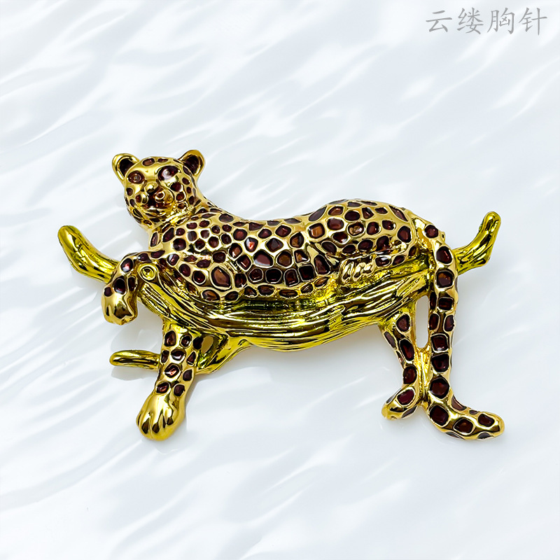European and American Style Alloy Enamel Leopard Holding a Tree Brooch, High-End Vintage Men's Suit Coat Lapel Pin Accessory