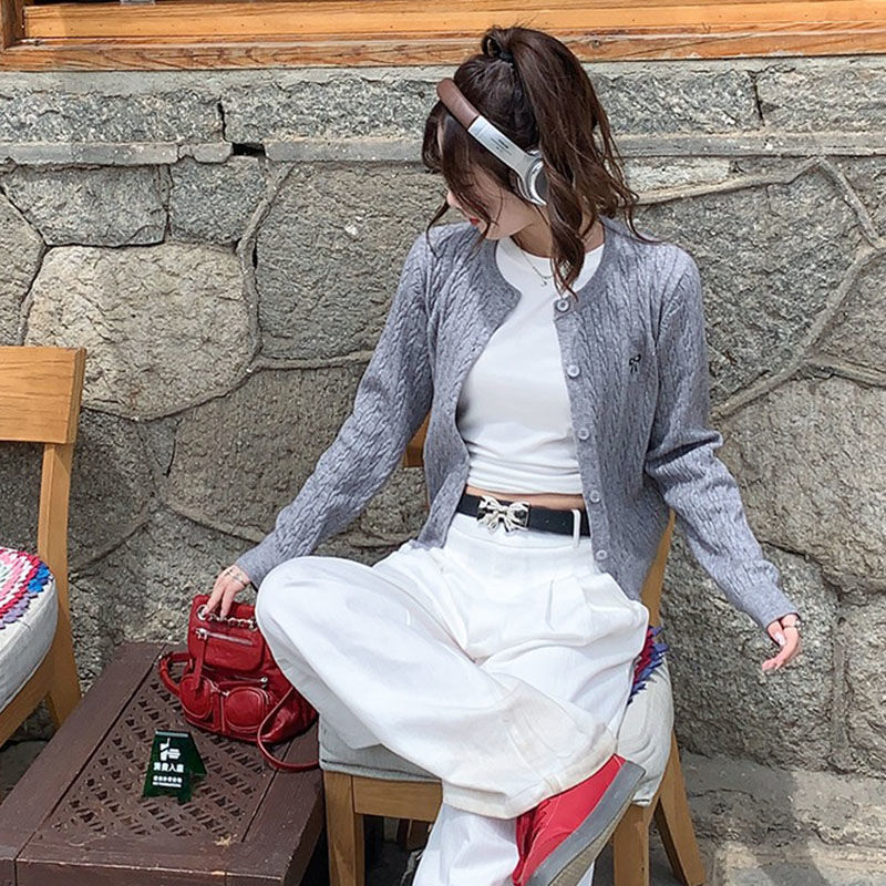 高级感针织开衫短款女小个子正肩麻花刺绣学院风毛衣外搭韩系上衣