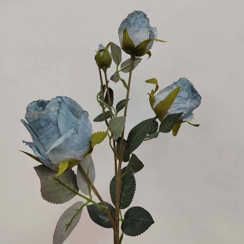 レトロな四頭のフランスのバラの花を焼いて花束の造花の乾いた花を飾って客間の食卓の花の装飾品を飾る|undefined