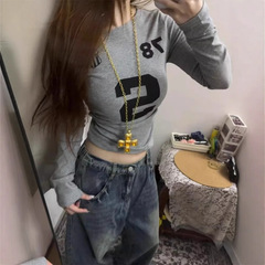 アメリカの高街の潮牌の長袖のtシャツの女性の秋冬の新型のchiのギャルの修身の運送金の中で底のシャツの上着を掛けます。