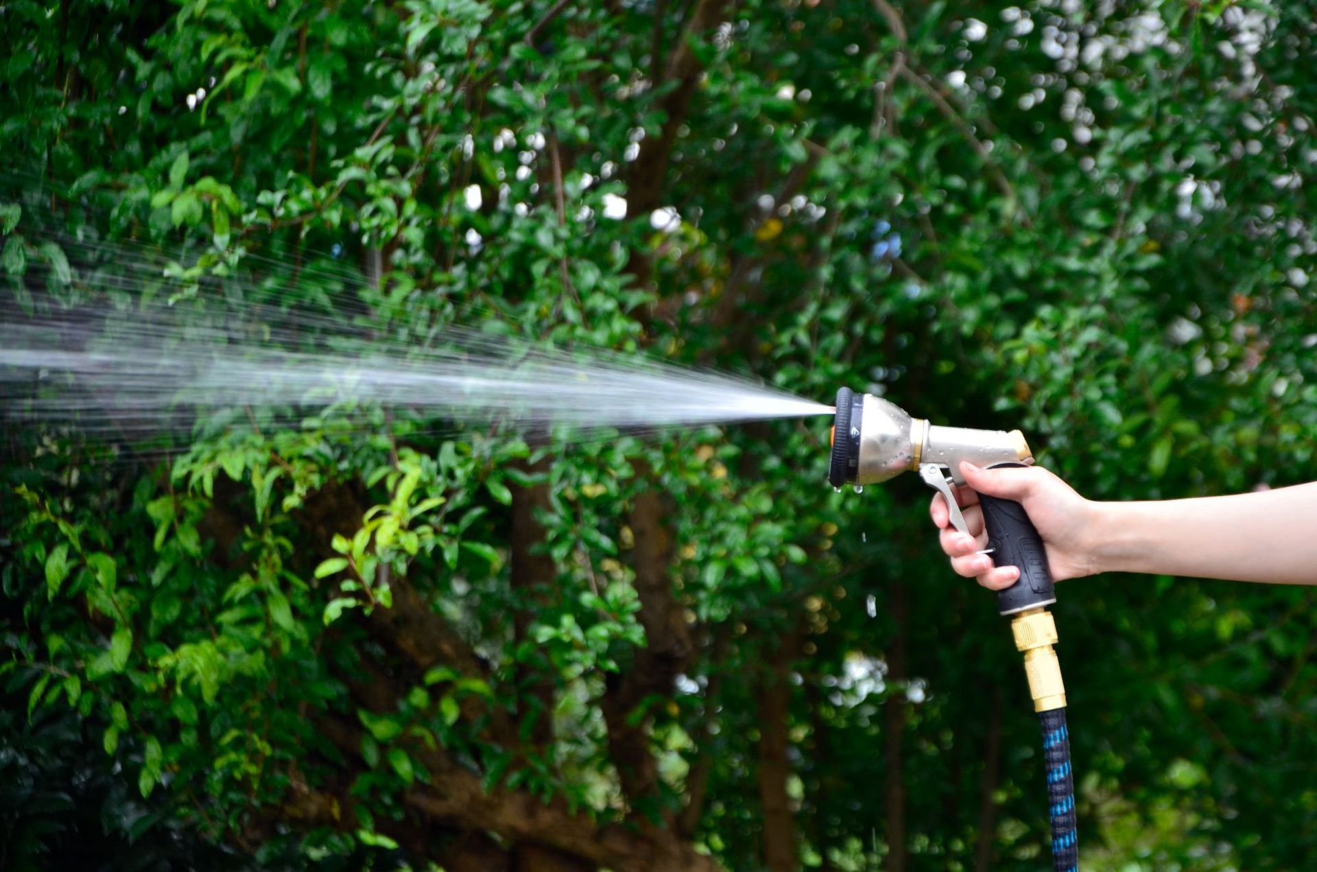 Telescopic water hose high pressure car washing water gun household washing car watering tool easy to store magic tube blue and black