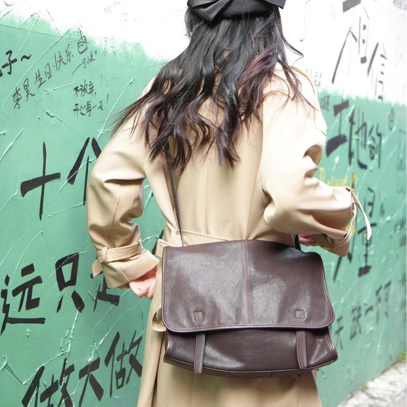Vegetable-Tanned Leather Messenger Bag, Loose and Spacious, Versatile for Commuting, Vintage Casual Shoulder Crossbody Bag for Women