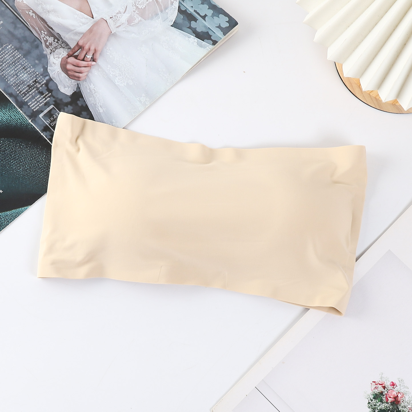 Suministro directo de fábrica de seda de hielo sin costuras de cuatro breasted sujetador sin tirantes de una palabra pecho con almohadilla de pecho anti-exposición tubo superior para las mujeres