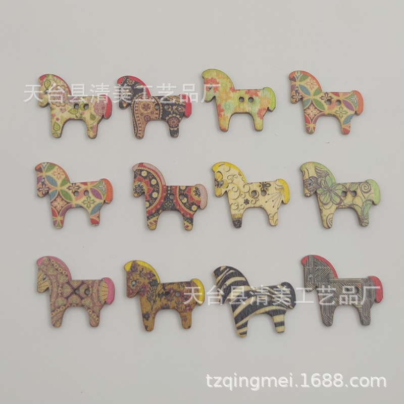 Fondo blanco/color natural forma de pintura pony botón de madera dibujos animados lindo botón pony pintado 50 pc/paquete