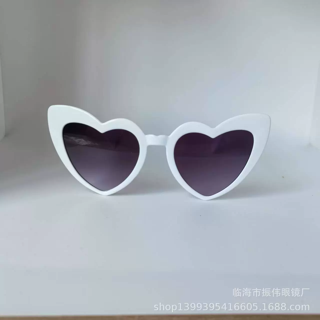 Новые модные солнцезащитные очки Love в форме сердца по хорошей цене