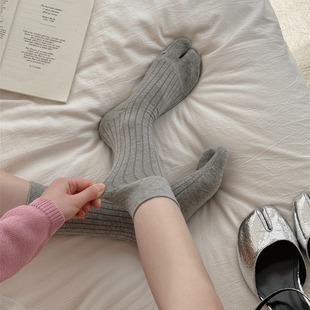 Spring and summer thin vertical slimming solid color two-toe socks calf socks Japanese toe socks tabi women's socks cotton
