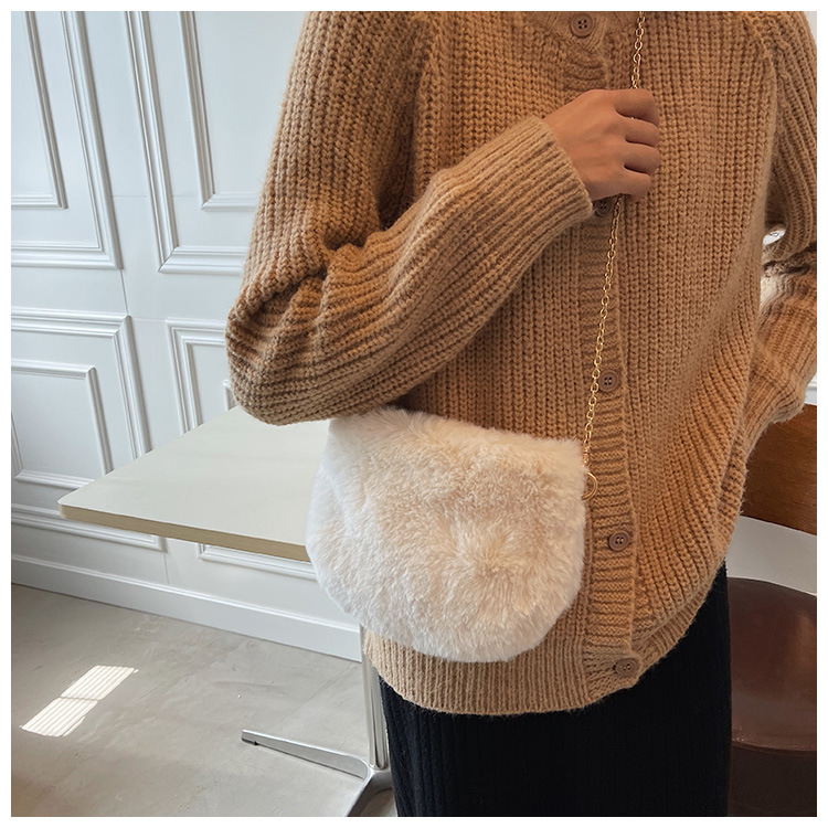 2021 New Autumn And Winter Furry Style Chain Bag Shoulder Messenger Bag Small Square Bag display picture 5