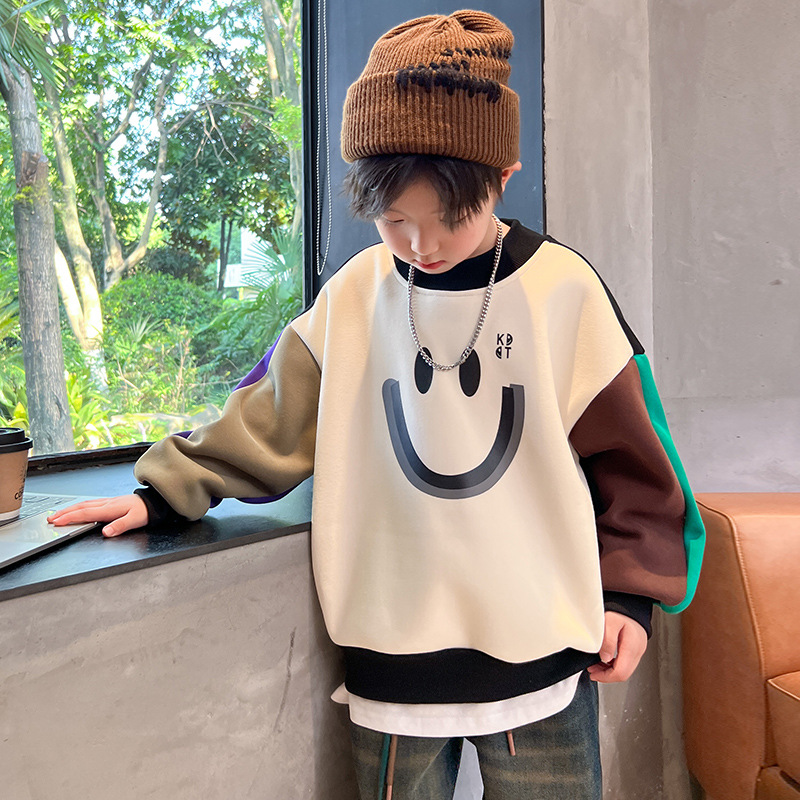 Felpa con cappuccio in velluto color block con stampa di un volto sorridente da bambino autunno e inverno 2023 abbigliamento per bambini con spessore_voghion.com