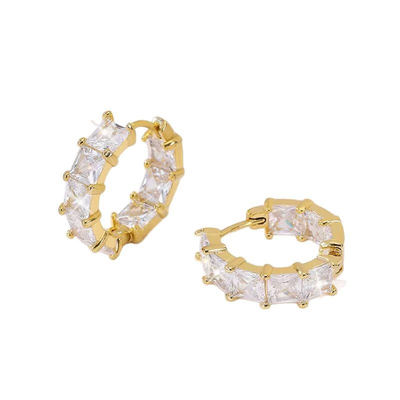 Botones de oreja de estilo explosivo de circón transfronterizos AAA Pendientes de sentido de alta gama de diseño de nicho Pendientes de cena de baile de lujo ligero femenino