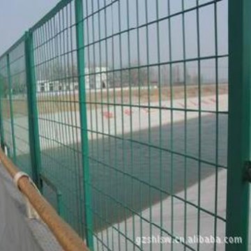 厂家供应双边丝护栏网操场运动场围栏铁丝网塑胶防护网