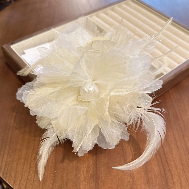 157 метров белых перьев захватывают 13 см.