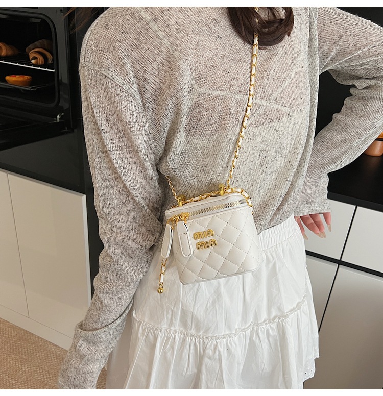Little Bag Women 2025 Summer New Fashion diamond-shaped chain patent leather crossbody bag, versatile single-shoulder hand-carry bucket bag undefined