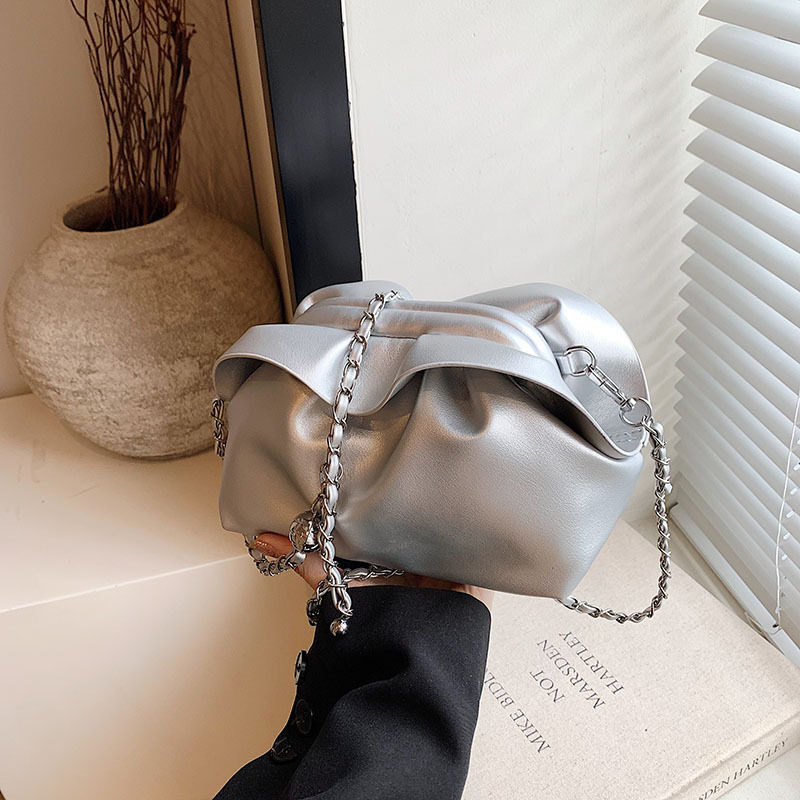 Bolso de axila de nube de boca de clip de pliegue femenino 2024 nuevo bandolera de nicho bolso de axila de cadena de todo fósforo de moda coreana