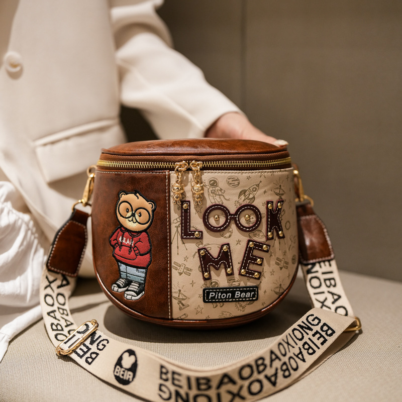 2026 nuevo nicho de diseño sensación de oso bolso de color contraste bolso de teléfono móvil ancho cinturón de hombro bolso de hombro de hombro bolso de silla de mujer