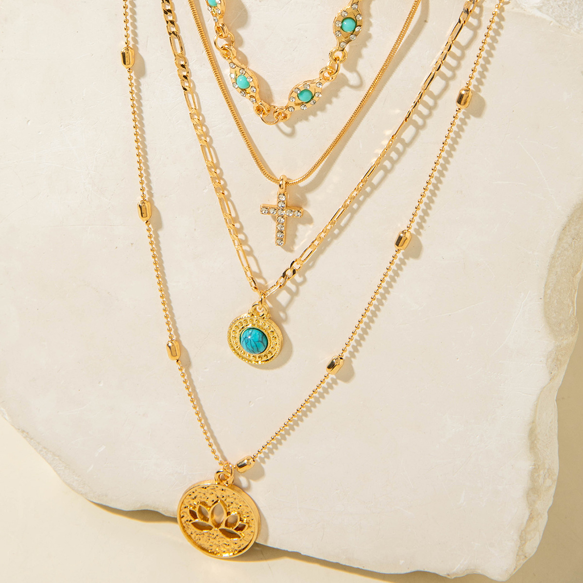 Collier superposé minimaliste avec chaînes fines élégance_voghion.com