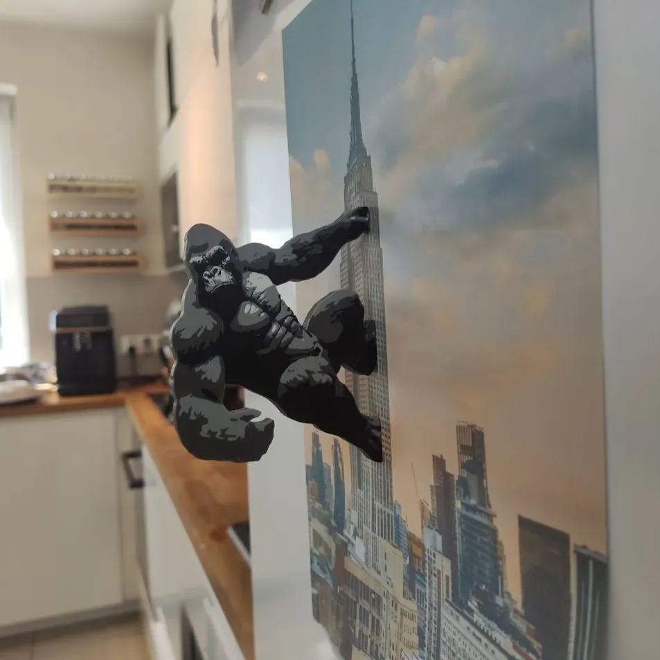 2025 explosión transfronteriza Magnetic King Kong regalo decoración muñeca decoración musculosa fabricante al por mayor