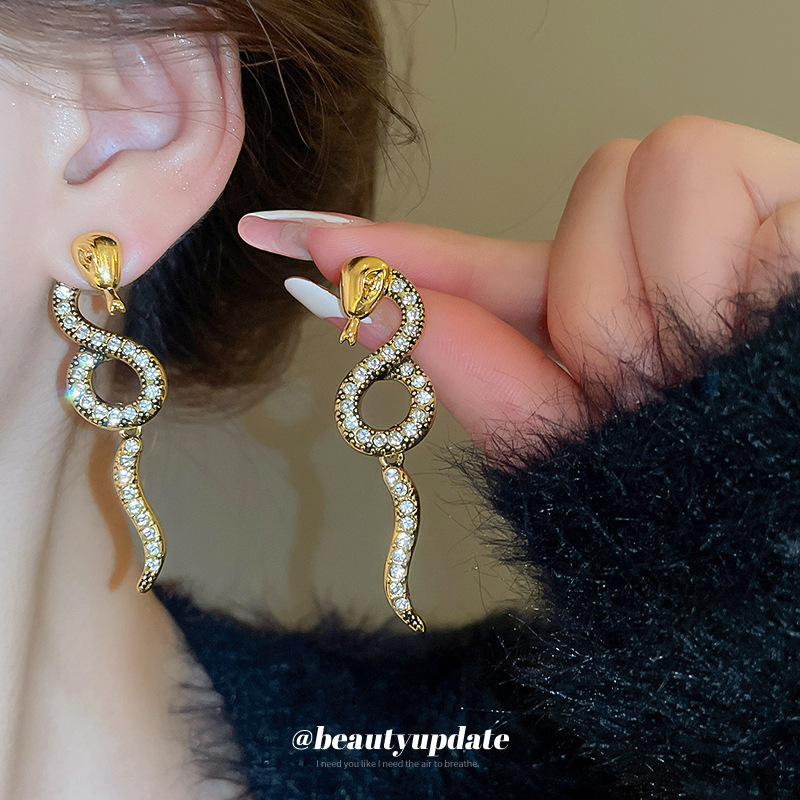Diamond-set twisted serpentine stud earrings for women's personality and design_voghion.com