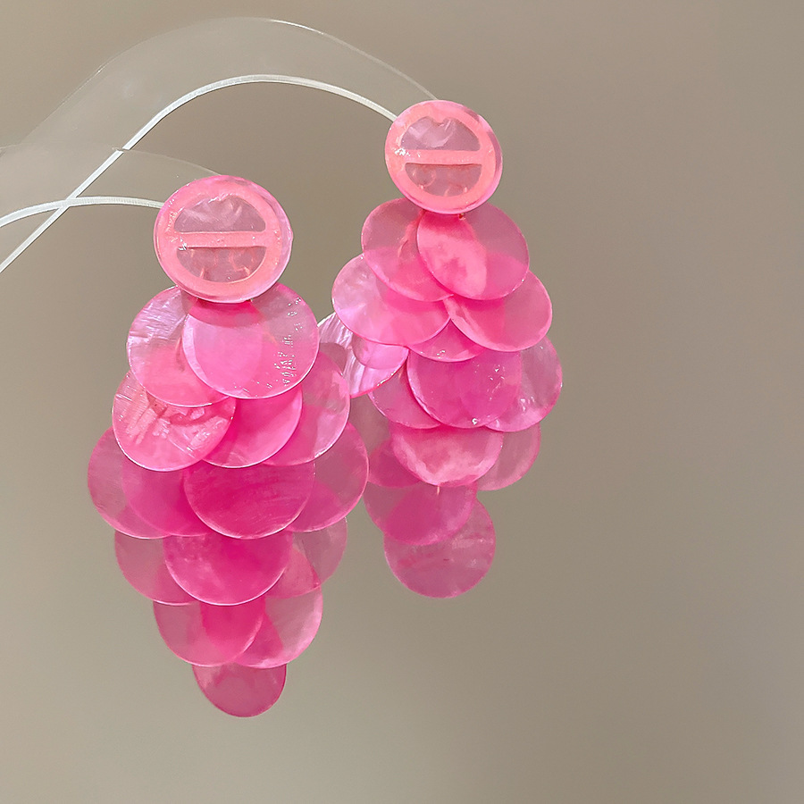 Pendientes de borla de concha redonda con aguja de plata Pendientes de temperamento de estilo de vacaciones junto al mar Pendientes de todo fósforo de alta gama de moda al por mayor