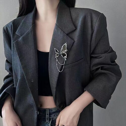 Black butterfly tassel metal brooch women's autumn and winter ins sweet and cool high-end suit corsage niche high-end jewelry