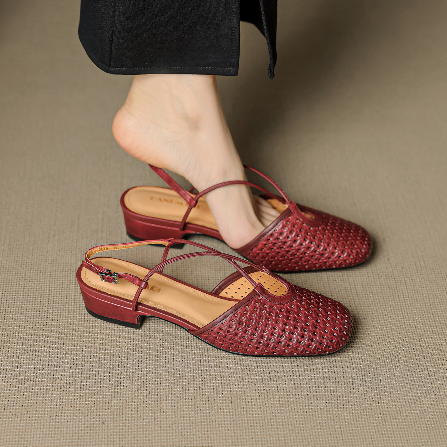 Sandal nữ Mary Jane quai chéo hở gót, gót thô 3 cm, mũi tròn bít — đen