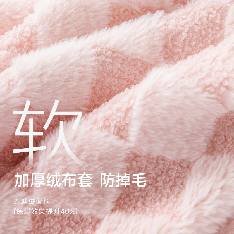 厚い湯たんぽの注水の小さいサイズの女子学生はお腹に水を入れて湯たんぽをつけて腰につけてぬいぐるみを持っています。|undefined