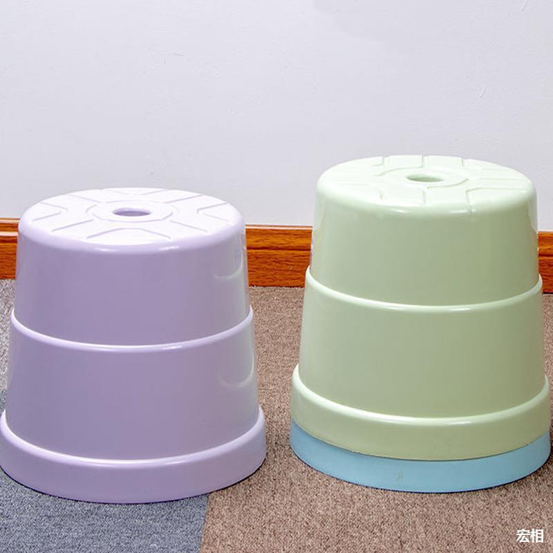 小さい腰掛けのプラスチックの腰掛けの家庭用の成人の腰掛けの丸い腰掛けは厚い滑り止めの足のゴムの腰掛けを踏んで子供の風呂に足を踏み入れる低い腰掛けです。|undefined
