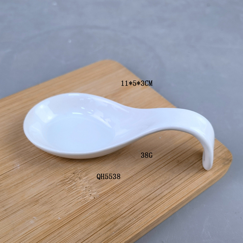 Cuchara de sopa de cerámica Cuchara doméstica Restaurante Hotel Cuchara de forma especial Cuchara de cerámica Portada Venta directa de fábrica Logotipo imprimible