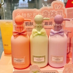 雪の新商品の蝶結びの瓶のヒアルロン酸の白茶の保湿の肌の乳の女性の全身は水を補って体の乳を潤します。