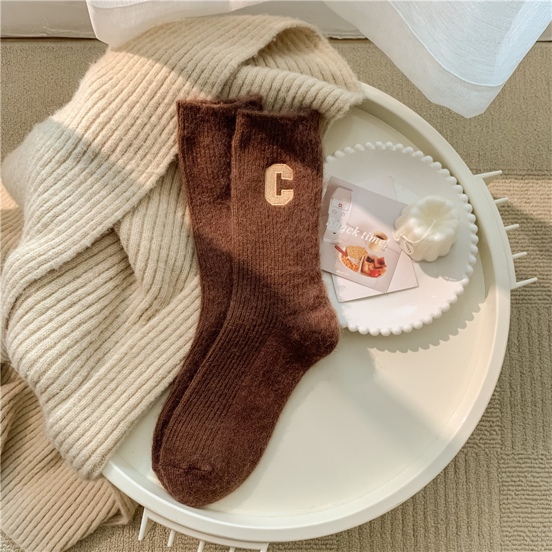 Calcetines de otoño e invierno calcetines de Cachemira de media pantorrilla de mujer letras bordadas C calcetines de pila japoneses ins calcetines de lana gruesa de moda
