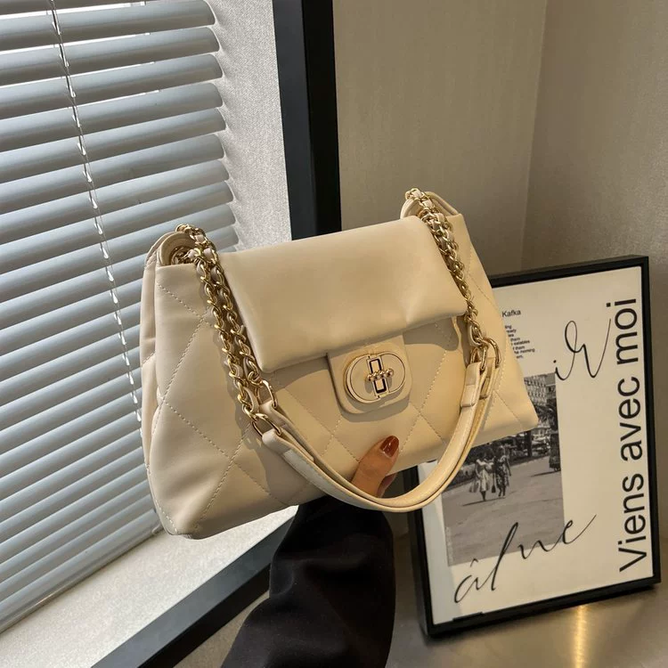 Capacious shoulder bag, summer one-shoulder bag with diamond pattern, 2023, chain bag