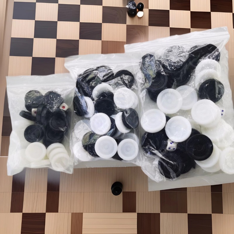 西洋棋、国际跳棋棋子黑白红色乳白色棋子、土耳其国旗星月旗棋子