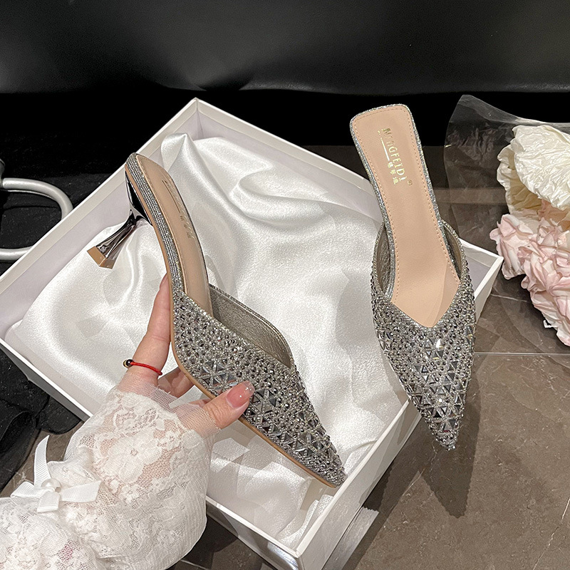 2026 nueva red de verano de diamante tacones delgados zapatillas frías de tacones altos para mujeres punta de cabeza de bolsillo universal mitad zapatillas para usar fuera