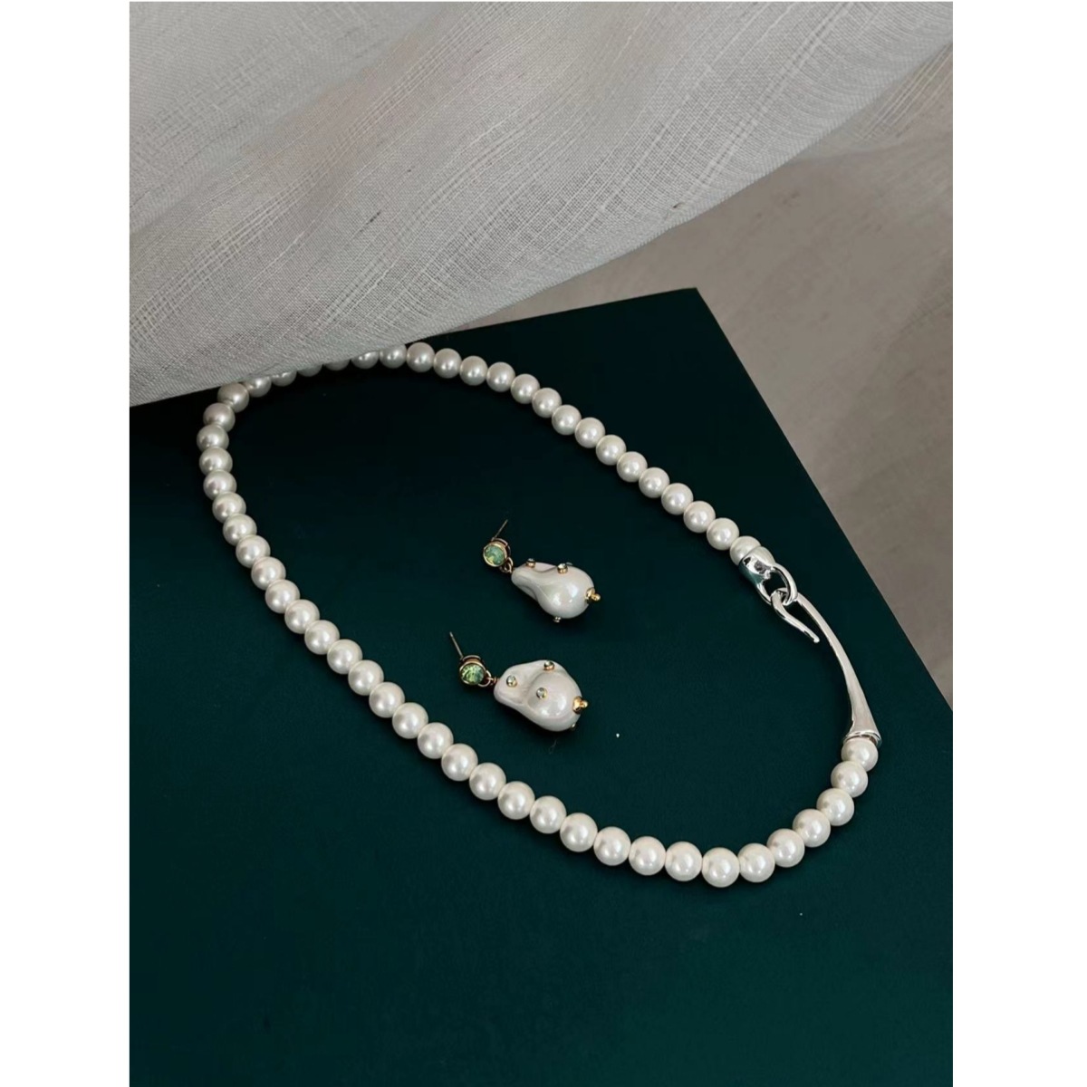 Elegant earrings from pearl