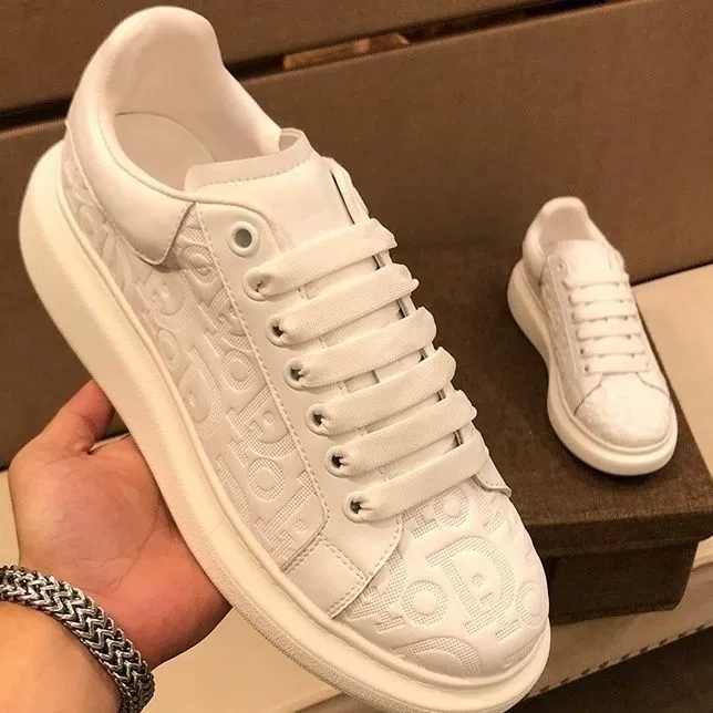Кроссовки мужские белые с тиснением, летние тонкие кроссовки, увеличивающие рост, повседневные спортивные туфли на толстой подошве, модные брендовые кроссовки в коллаборации.