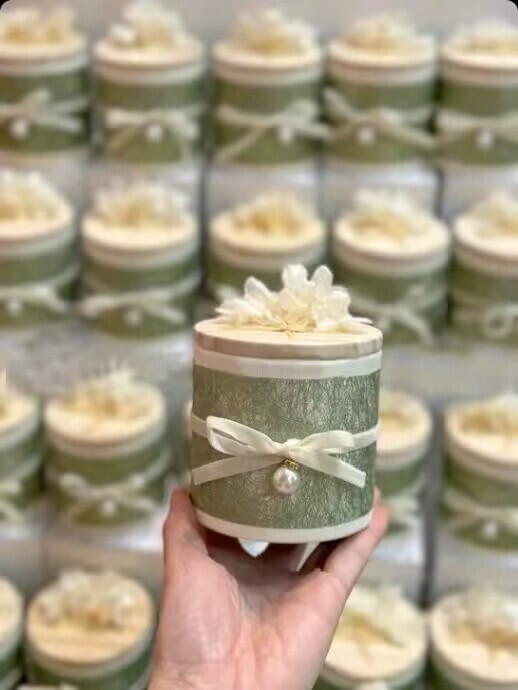 木の蓋のテーブルの砂糖の箱の赤い本の同型の喜糖の箱の中国式の結婚の屋外の結婚式のアイデアの婚約の喜糖の箱|undefined